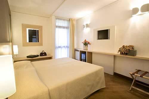 Country Hotel Borromeo Peschiera Borromeo Bagian luar foto